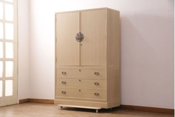 中古　美品　伝統工芸　春日部桐たんす　衣装盆付き　引手金具が上品な雰囲気を高める総桐箪笥(胴厚)(引き出し、チェスト、和タンス、衣装箪笥、着物箪笥)(定価約120万円)(R-049854)