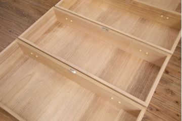 中古　美品　伝統工芸　春日部桐たんす　衣装盆付き　引手金具が上品な雰囲気を高める総桐箪笥(胴厚)(引き出し、チェスト、和タンス、衣装箪笥、着物箪笥)(定価約120万円)(R-049854)