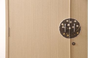 中古　美品　伝統工芸　春日部桐たんす　衣装盆付き　引手金具が上品な雰囲気を高める総桐箪笥(胴厚)(引き出し、チェスト、和タンス、衣装箪笥、着物箪笥)(定価約120万円)(R-049854)