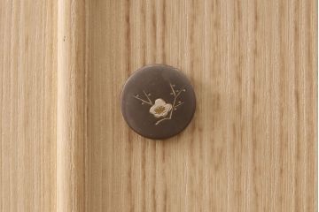 中古　美品　伝統工芸　春日部桐たんす　衣装盆付き　引手金具が上品な雰囲気を高める総桐箪笥(胴厚)(引き出し、チェスト、和タンス、衣装箪笥、着物箪笥)(定価約120万円)(R-049854)