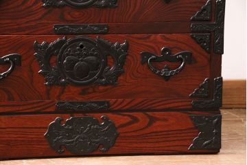 中古 美品　伝統民芸家具　岩谷堂箪笥　小振りなサイズで取り入れやすいチェスト(小箪笥、サイドチェスト、引き出し)(R-049862)