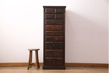 中古　美品　国産　民芸家具　シックな佇まいが大人の空間を演出する、人気のハイチェスト(引き出し、サイドチェスト、縦型チェスト)(R-049867)