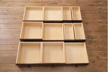 中古　美品　国産　民芸家具　シックな佇まいが大人の空間を演出する、人気のハイチェスト(引き出し、サイドチェスト、縦型チェスト)(R-049867)