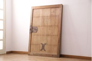 アンティーク建具　ヒノキ材　金具が立派な蔵戸(引き戸、玄関戸、建具)(R-049870)