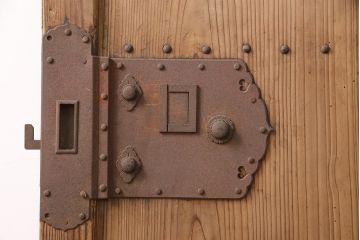 アンティーク建具　ヒノキ材　金具が立派な蔵戸(引き戸、玄関戸、建具)(R-049870)