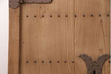 アンティーク建具　ヒノキ材　金具が立派な蔵戸(引き戸、玄関戸、建具)(R-049870)