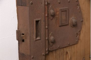 アンティーク建具　ヒノキ材　金具が立派な蔵戸(引き戸、玄関戸、建具)(R-049870)