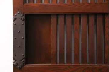 アンティーク建具　総ケヤキ材　和の趣あふれる重厚な佇まいが魅力の蔵戸(玄関戸、引き戸)(R-049871)