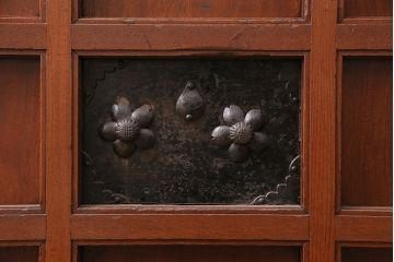 アンティーク建具　総ケヤキ材　和の趣あふれる重厚な佇まいが魅力の蔵戸(玄関戸、引き戸)(R-049871)