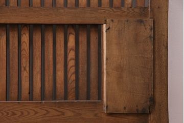 アンティーク建具　総ケヤキ材　和の趣あふれる重厚な佇まいが魅力の蔵戸(玄関戸、引き戸)(R-049871)