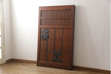 アンティーク建具　総ケヤキ材　巾着金具　立派な錠前金具が重厚感を演出する格子入り蔵戸(玄関戸、引き戸)(R-049872)