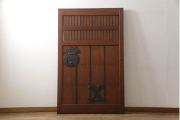 アンティーク建具　総ケヤキ材　巾着金具　立派な錠前金具が重厚感を演出する格子入り蔵戸(玄関戸、引き戸)(R-049872)