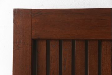 アンティーク建具　総ケヤキ材　巾着金具　立派な錠前金具が重厚感を演出する格子入り蔵戸(玄関戸、引き戸)(R-049872)