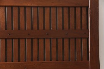 アンティーク建具　総ケヤキ材　巾着金具　立派な錠前金具が重厚感を演出する格子入り蔵戸(玄関戸、引き戸)(R-049872)