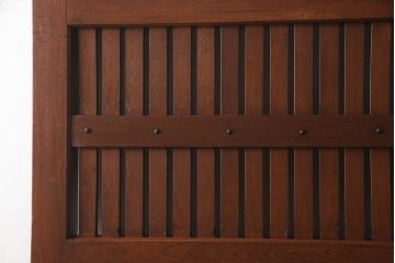 アンティーク建具　総ケヤキ材　巾着金具　立派な錠前金具が重厚感を演出する格子入り蔵戸(玄関戸、引き戸)(R-049872)