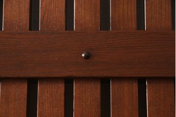 アンティーク建具　総ケヤキ材　巾着金具　立派な錠前金具が重厚感を演出する格子入り蔵戸(玄関戸、引き戸)(R-049872)