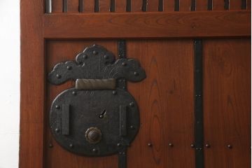 アンティーク建具　総ケヤキ材　巾着金具　立派な錠前金具が重厚感を演出する格子入り蔵戸(玄関戸、引き戸)(R-049872)