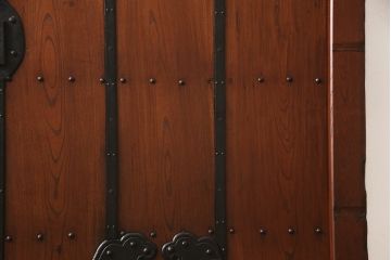 アンティーク建具　総ケヤキ材　巾着金具　立派な錠前金具が重厚感を演出する格子入り蔵戸(玄関戸、引き戸)(R-049872)