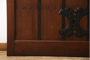 アンティーク建具　総ケヤキ材　巾着金具　立派な錠前金具が重厚感を演出する格子入り蔵戸(玄関戸、引き戸)(R-049872)