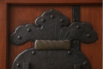 アンティーク建具　総ケヤキ材　巾着金具　立派な錠前金具が重厚感を演出する格子入り蔵戸(玄関戸、引き戸)(R-049872)