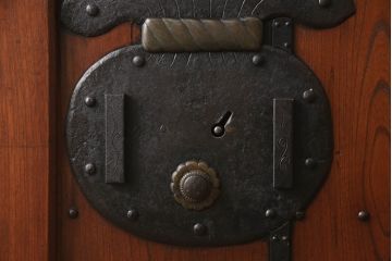 アンティーク建具　総ケヤキ材　巾着金具　立派な錠前金具が重厚感を演出する格子入り蔵戸(玄関戸、引き戸)(R-049872)