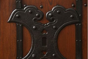 アンティーク建具　総ケヤキ材　巾着金具　立派な錠前金具が重厚感を演出する格子入り蔵戸(玄関戸、引き戸)(R-049872)