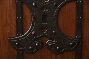 アンティーク建具　総ケヤキ材　巾着金具　立派な錠前金具が重厚感を演出する格子入り蔵戸(玄関戸、引き戸)(R-049872)