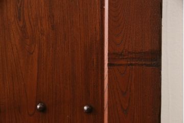 アンティーク建具　総ケヤキ材　巾着金具　立派な錠前金具が重厚感を演出する格子入り蔵戸(玄関戸、引き戸)(R-049872)