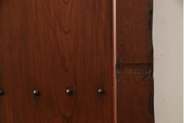 アンティーク建具　総ケヤキ材　巾着金具　立派な錠前金具が重厚感を演出する格子入り蔵戸(玄関戸、引き戸)(R-049872)
