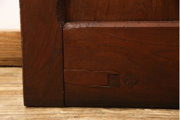 アンティーク建具　総ケヤキ材　巾着金具　立派な錠前金具が重厚感を演出する格子入り蔵戸(玄関戸、引き戸)(R-049872)
