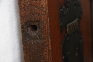 アンティーク建具　総ケヤキ材　巾着金具　立派な錠前金具が重厚感を演出する格子入り蔵戸(玄関戸、引き戸)(R-049872)