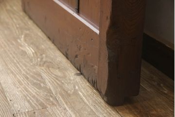 アンティーク建具　総ケヤキ材　巾着金具　立派な錠前金具が重厚感を演出する格子入り蔵戸(玄関戸、引き戸)(R-049872)