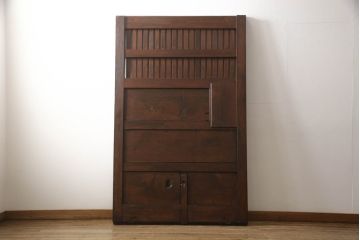 アンティーク建具　総ケヤキ材　巾着金具　立派な錠前金具が重厚感を演出する格子入り蔵戸(玄関戸、引き戸)(R-049872)
