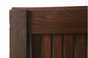 アンティーク建具　総ケヤキ材　巾着金具　立派な錠前金具が重厚感を演出する格子入り蔵戸(玄関戸、引き戸)(R-049872)