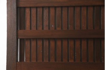 アンティーク建具　総ケヤキ材　巾着金具　立派な錠前金具が重厚感を演出する格子入り蔵戸(玄関戸、引き戸)(R-049872)