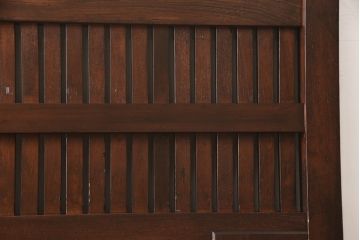 アンティーク建具　総ケヤキ材　巾着金具　立派な錠前金具が重厚感を演出する格子入り蔵戸(玄関戸、引き戸)(R-049872)