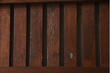 アンティーク建具　総ケヤキ材　巾着金具　立派な錠前金具が重厚感を演出する格子入り蔵戸(玄関戸、引き戸)(R-049872)