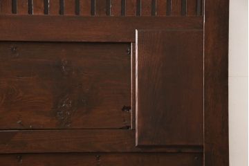 アンティーク建具　総ケヤキ材　巾着金具　立派な錠前金具が重厚感を演出する格子入り蔵戸(玄関戸、引き戸)(R-049872)