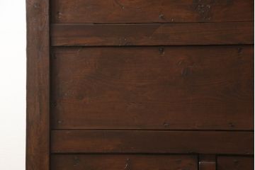 アンティーク建具　総ケヤキ材　巾着金具　立派な錠前金具が重厚感を演出する格子入り蔵戸(玄関戸、引き戸)(R-049872)