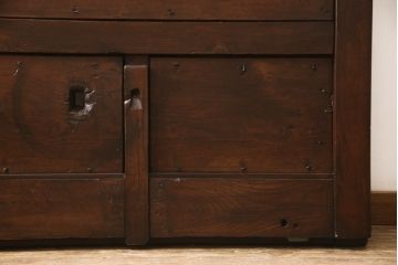 アンティーク建具　総ケヤキ材　巾着金具　立派な錠前金具が重厚感を演出する格子入り蔵戸(玄関戸、引き戸)(R-049872)