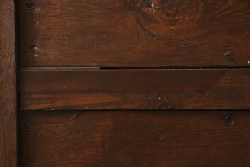 アンティーク建具　総ケヤキ材　巾着金具　立派な錠前金具が重厚感を演出する格子入り蔵戸(玄関戸、引き戸)(R-049872)