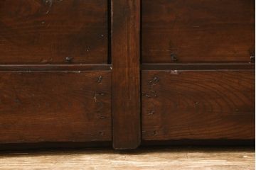 アンティーク建具　総ケヤキ材　巾着金具　立派な錠前金具が重厚感を演出する格子入り蔵戸(玄関戸、引き戸)(R-049872)