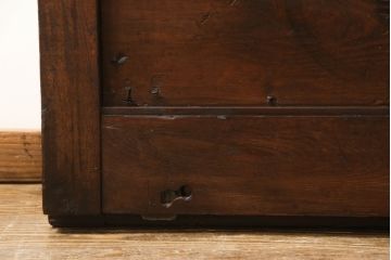 アンティーク建具　総ケヤキ材　巾着金具　立派な錠前金具が重厚感を演出する格子入り蔵戸(玄関戸、引き戸)(R-049872)