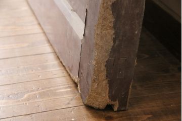 アンティーク建具　ケヤキ材・ヒノキ材　漆塗りの重厚感漂う蔵戸(引き戸、玄関戸、建具)(R-049873)