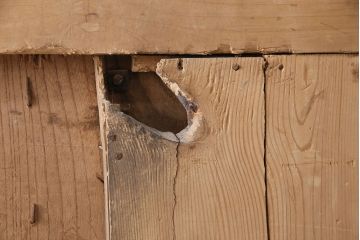 アンティーク建具　ケヤキ材・ヒノキ材　漆塗りの重厚感漂う蔵戸(引き戸、玄関戸、建具)(R-049873)