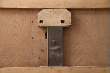 アンティーク建具　ケヤキ材・ヒノキ材　漆塗りの重厚感漂う蔵戸(引き戸、玄関戸、建具)(R-049873)