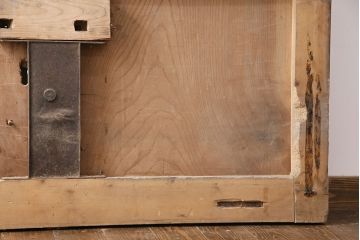 アンティーク建具　ケヤキ材・ヒノキ材　漆塗りの重厚感漂う蔵戸(引き戸、玄関戸、建具)(R-049873)