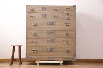 中古　国産　優美な牡丹金具が存在感のある高級総桐箪笥(定価約49万円)(整理箪笥、チェスト、引き出し、衣装箪笥、桐たんす)(R-049878)