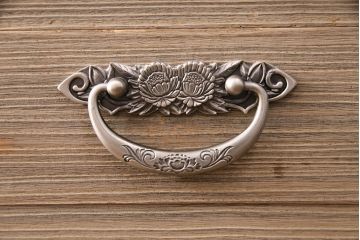 中古　国産　優美な牡丹金具が存在感のある高級総桐箪笥(定価約49万円)(整理箪笥、チェスト、引き出し、衣装箪笥、桐たんす)(R-049878)