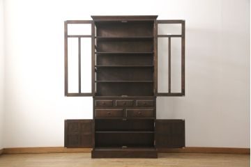 中古　国産　民芸家具　三面ガラス　重厚な色味とクラシカルな佇まいが魅力の重ねキャビネット(飾り棚、ガラスケース、ショーケース)(R-049887)